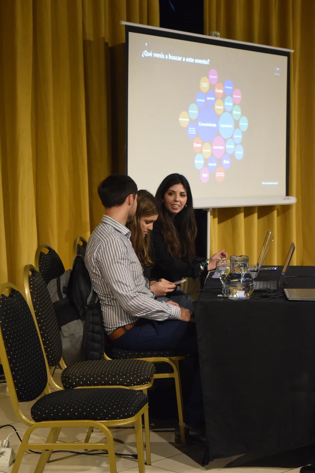Equipo de trabajo en la mesa junto al escenario