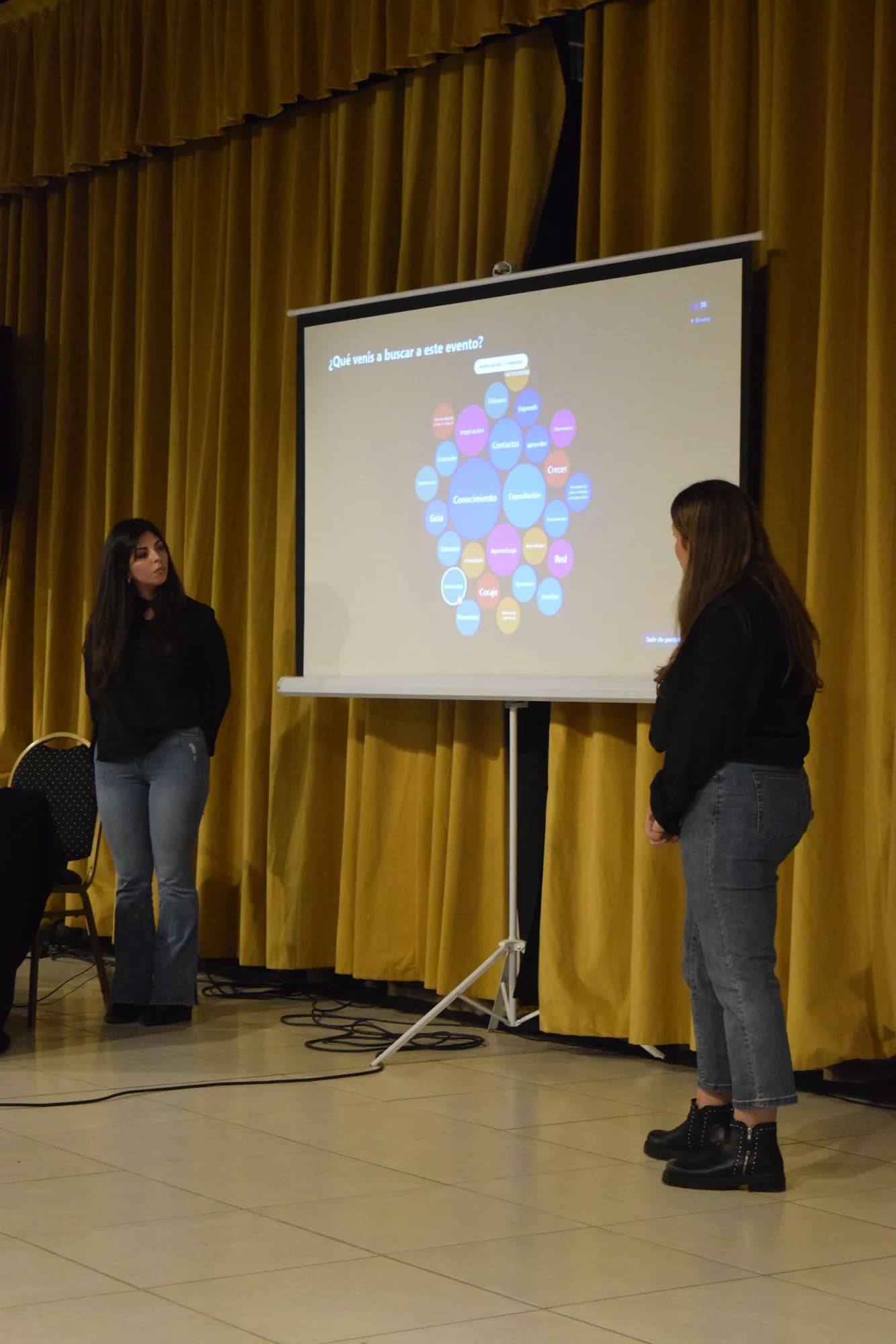 Dos presentadoras a cada lado de la pantalla durante una dinámica