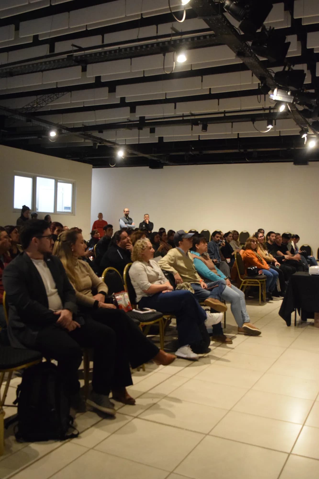 Filas de asistentes a lo largo de la sala