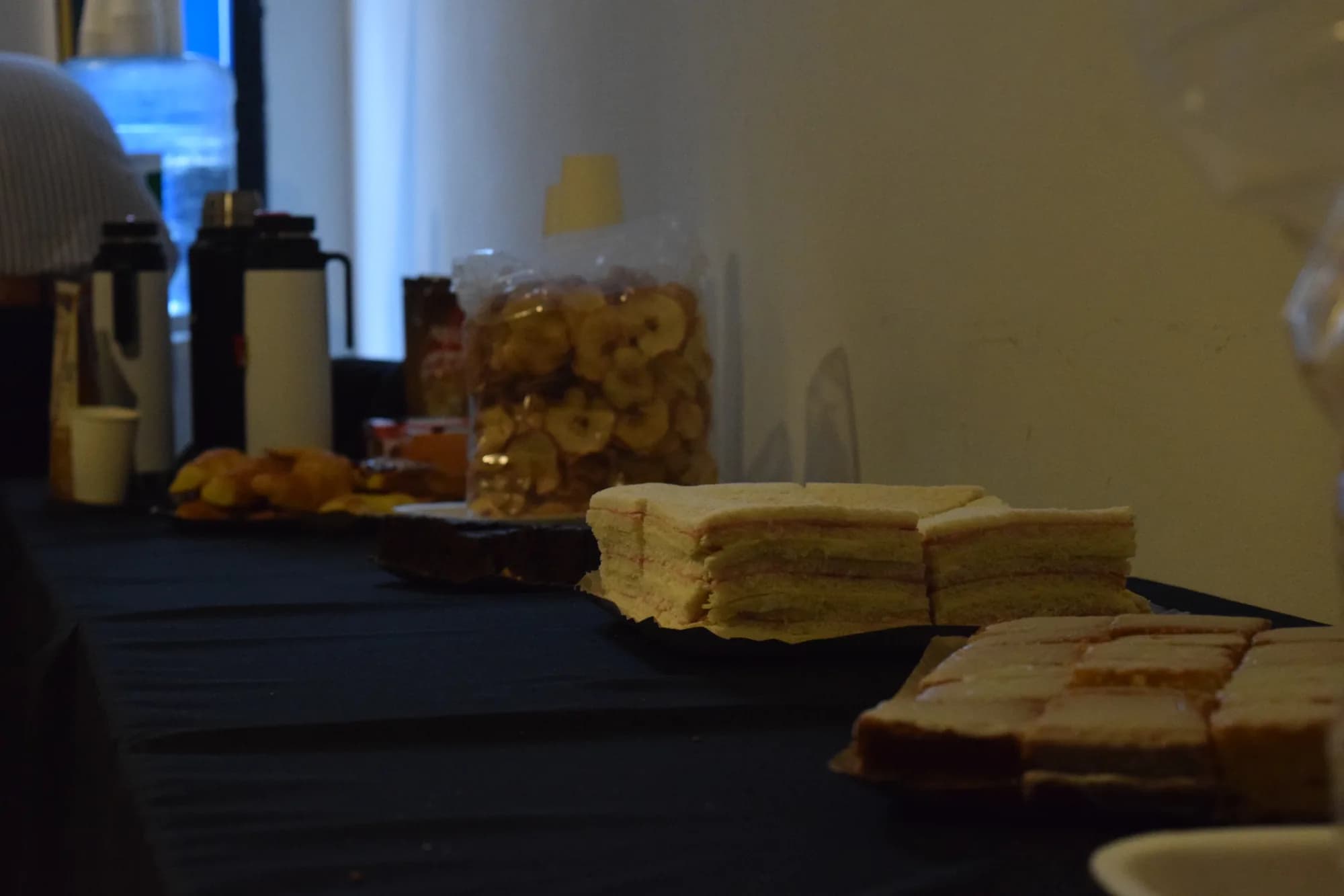 Mesa del refrigerio con sándwiches y snacks
