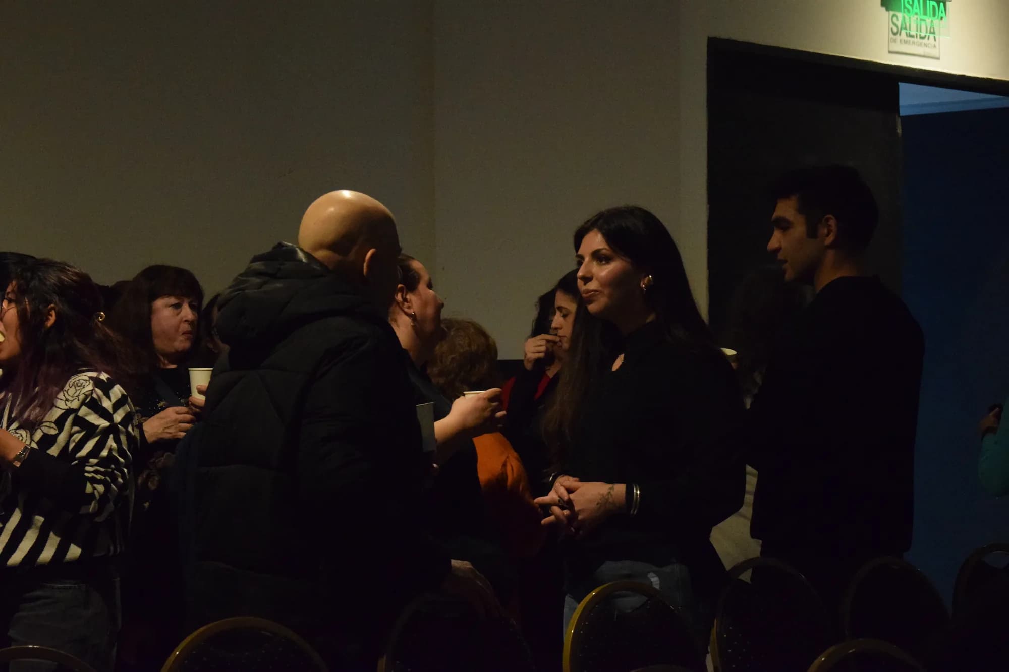 Conversaciones entre asistentes durante la pausa