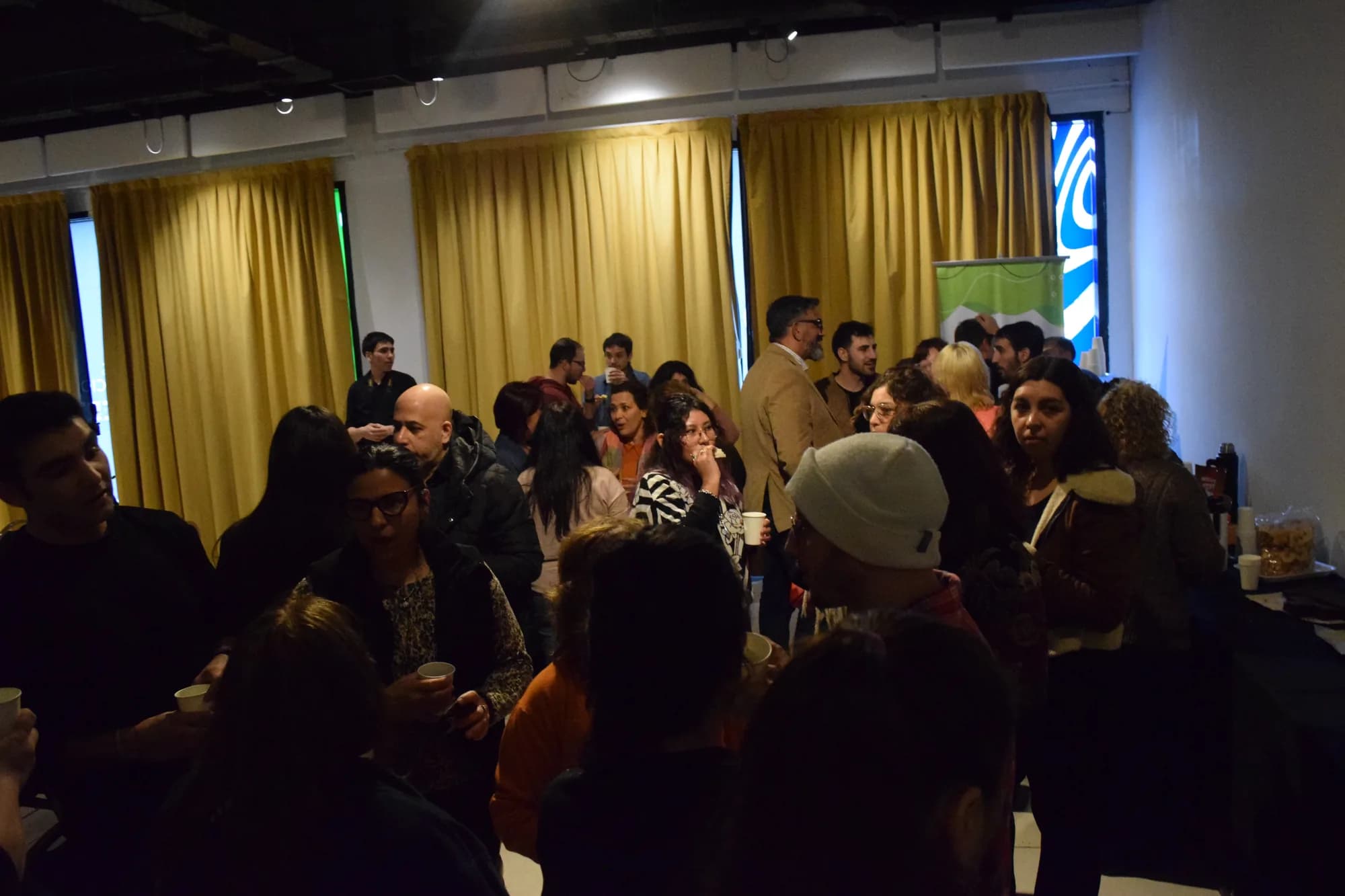 La sala durante el intercambio, con el público de pie