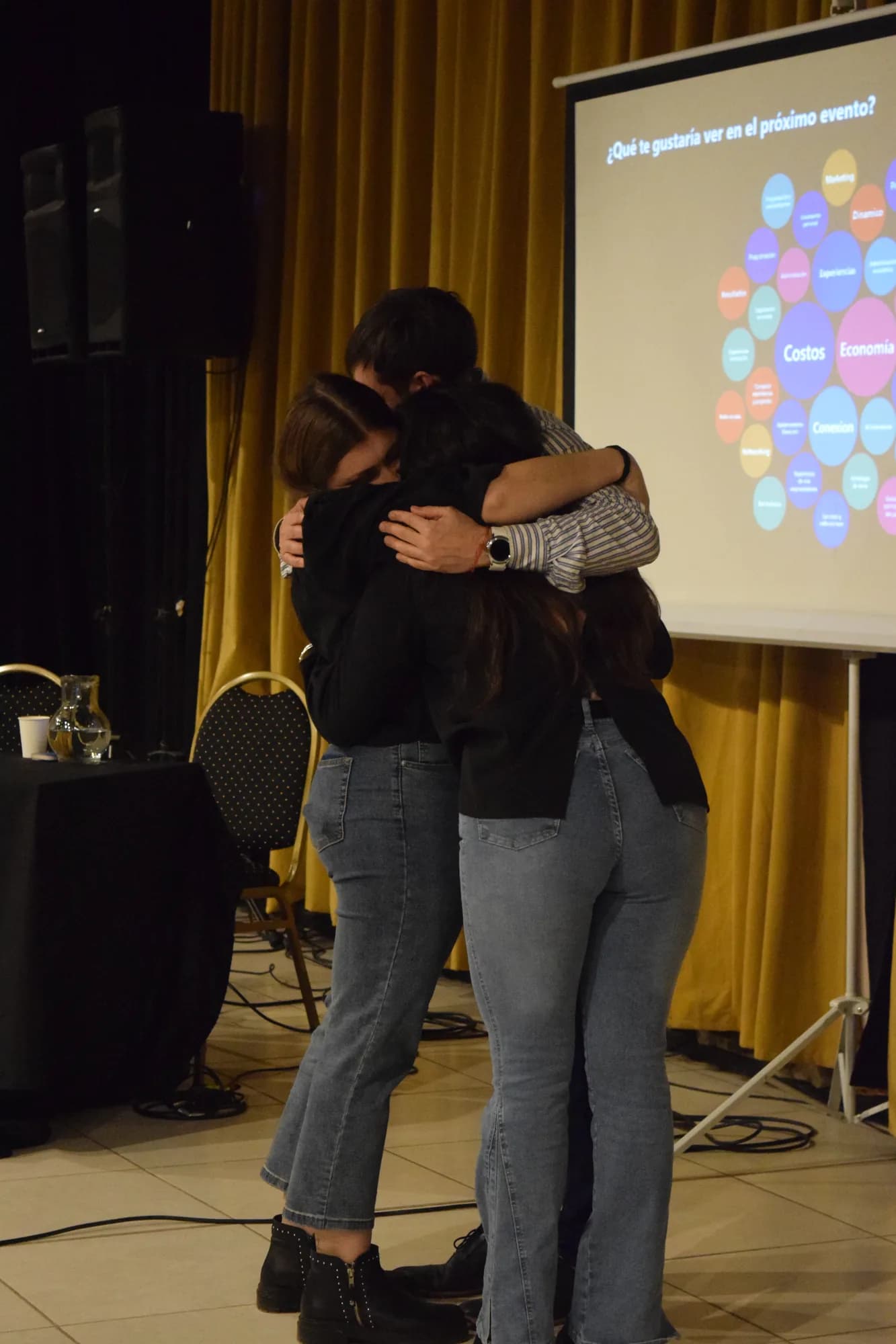 Abrazo frente a la pantalla al cierre de la jornada