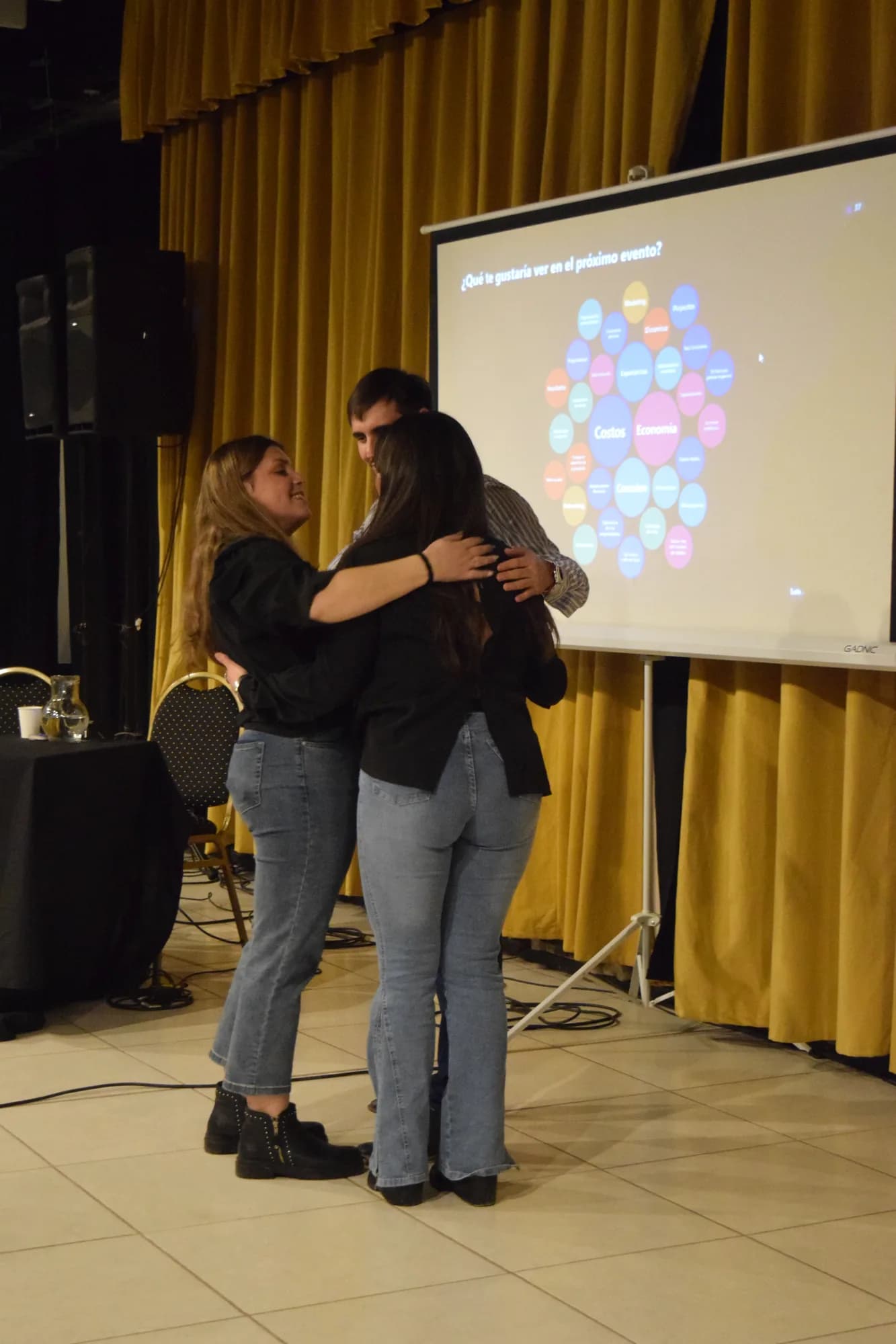 Abrazo en el escenario al terminar el encuentro