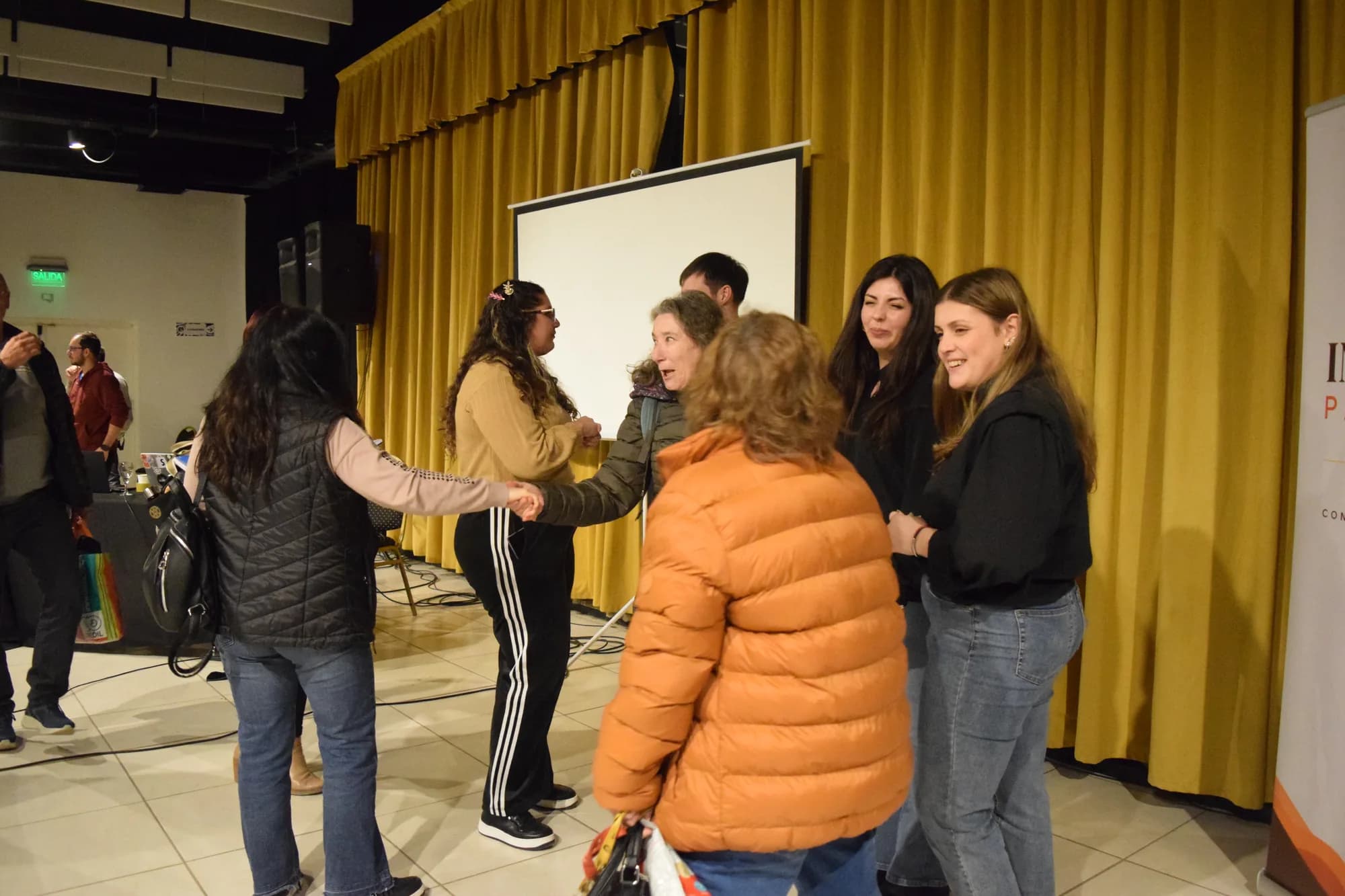 Saludos entre asistentes al final del encuentro